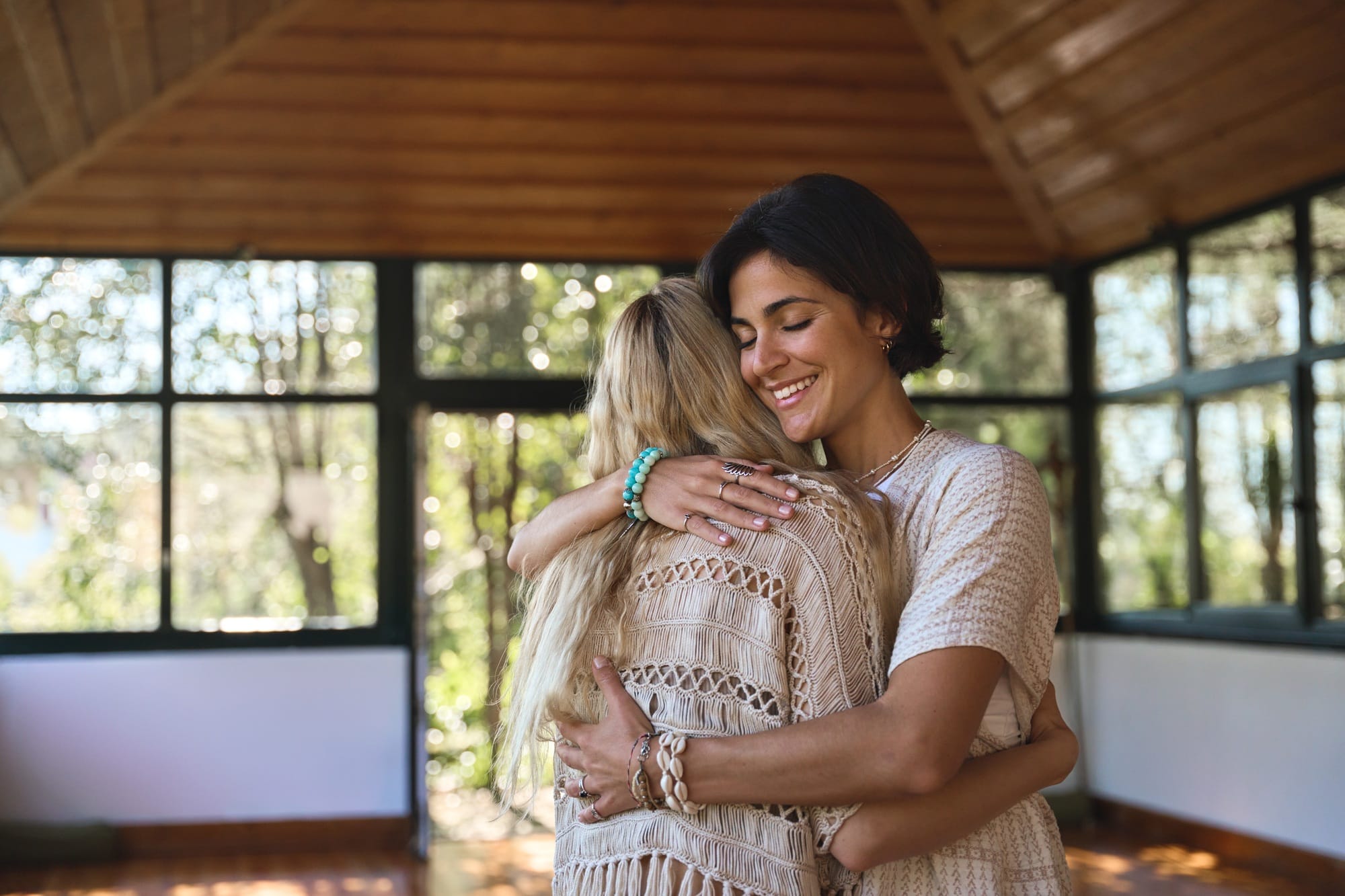 Mujer conectando con su interior en un entorno natural, respirando con calma y retomando su bienestar emocional.